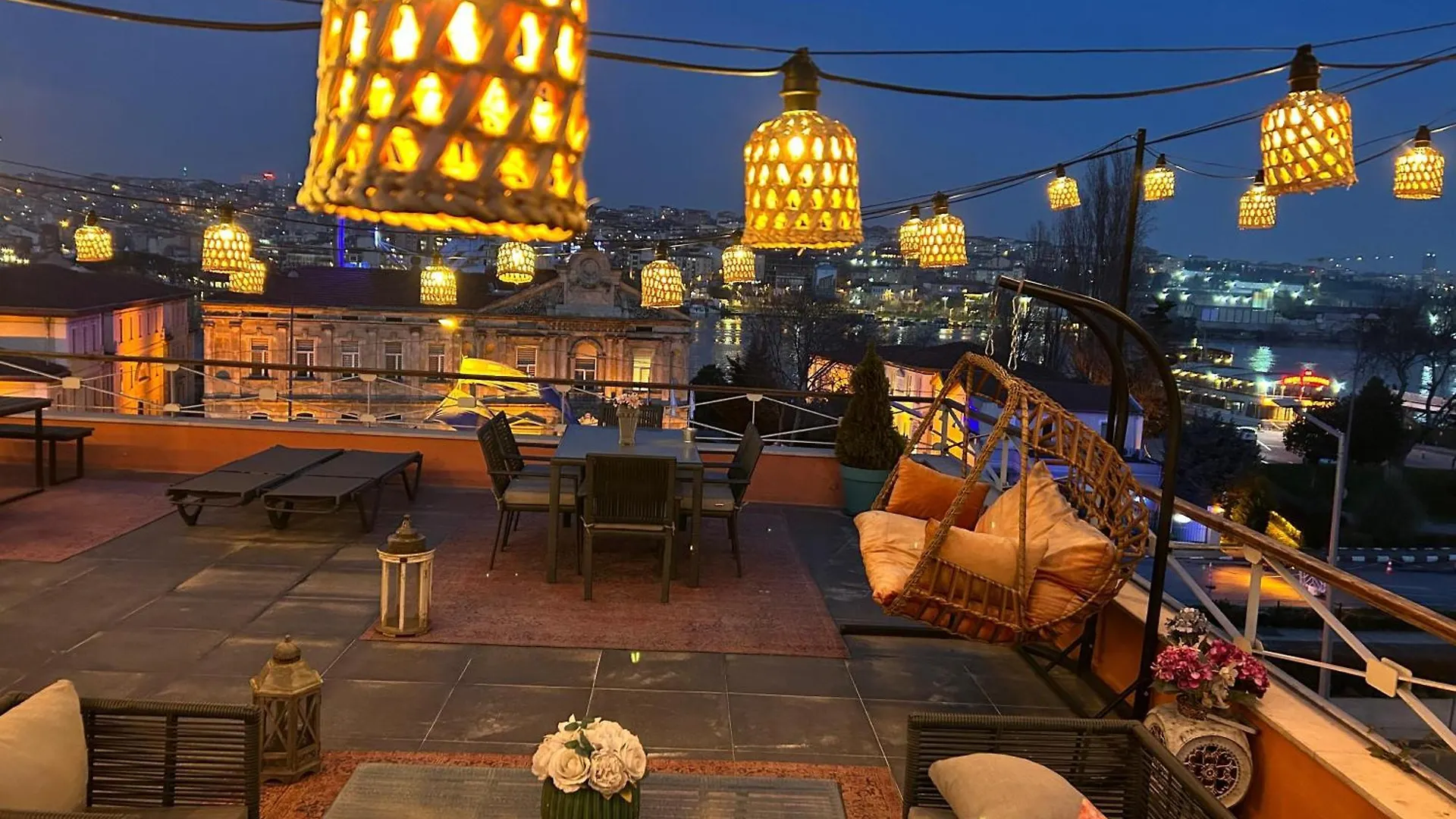 Waterfront Villa By The Tram - Private Terrace With Dome & Golden Horn View In Fatih Istanbul Ferienhaus